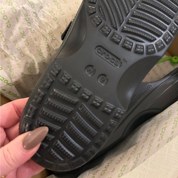 CROCS Metallic Buckle Saturday Sandal Size 9/10 NEW Black Gold Beach Resort - Picture 5 of 9